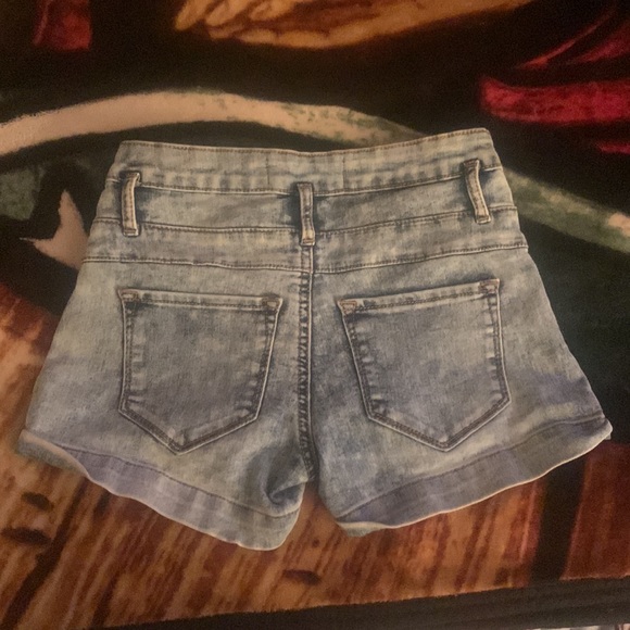 Light blue wash stretchy high waisted booty shorts - Picture 3 of 4